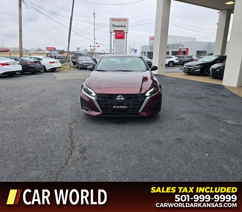 Nissan Altima Vehicle Full-screen Gallery Image 2