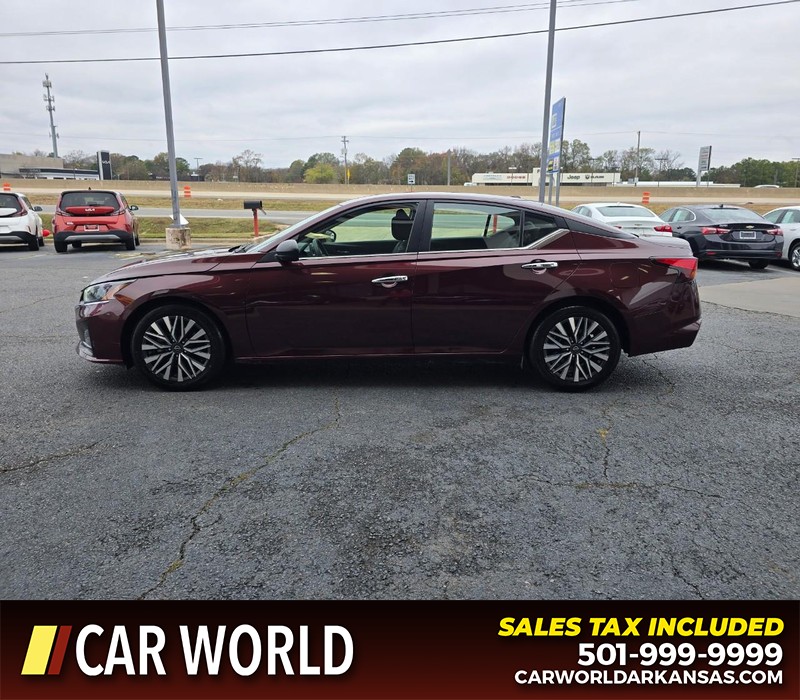 Nissan Altima Vehicle Full-screen Gallery Image 4