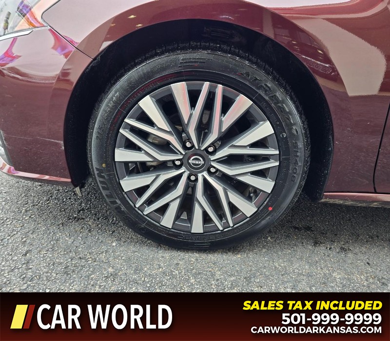 Nissan Altima Vehicle Full-screen Gallery Image 6