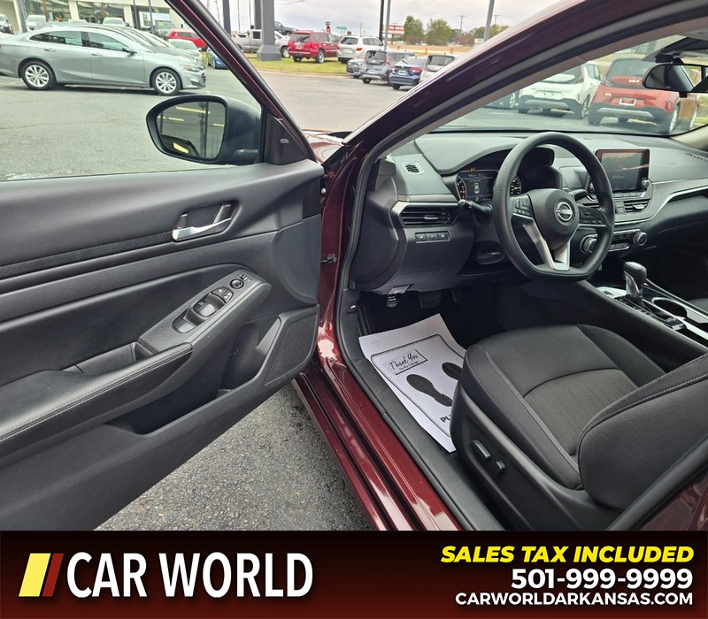 Nissan Altima Vehicle Full-screen Gallery Image 7