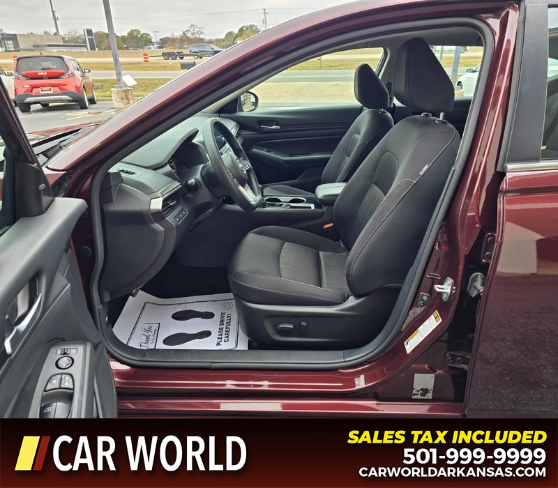 Nissan Altima Vehicle Full-screen Gallery Image 8