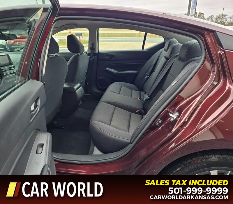 Nissan Altima Vehicle Full-screen Gallery Image 10