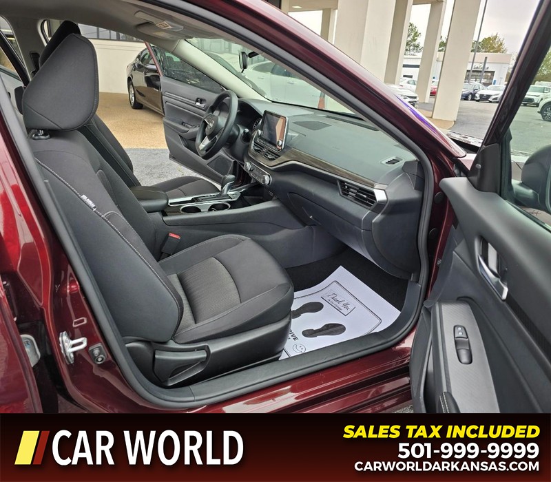 Nissan Altima Vehicle Full-screen Gallery Image 11