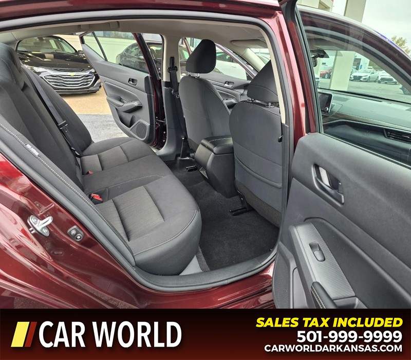 Nissan Altima Vehicle Full-screen Gallery Image 12