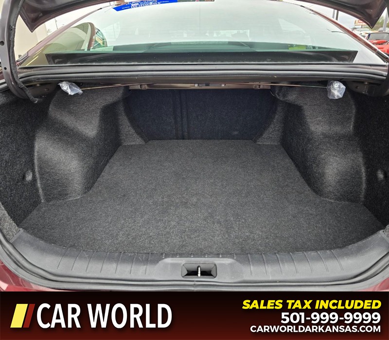 Nissan Altima Vehicle Full-screen Gallery Image 13