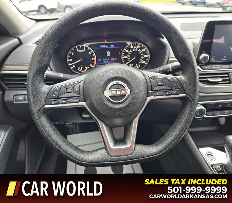 Nissan Altima Vehicle Full-screen Gallery Image 15