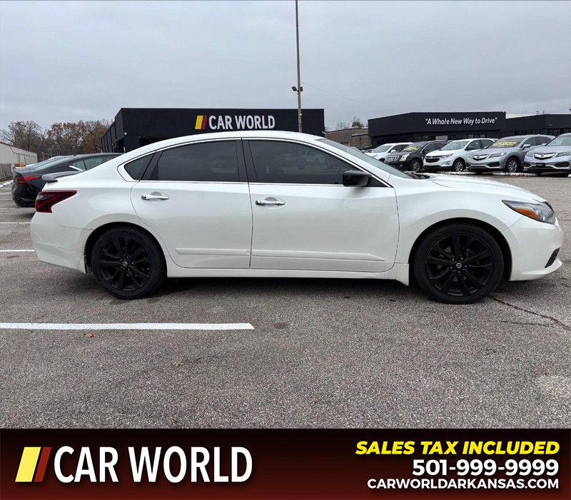 Nissan Altima Vehicle Full-screen Gallery Image 2