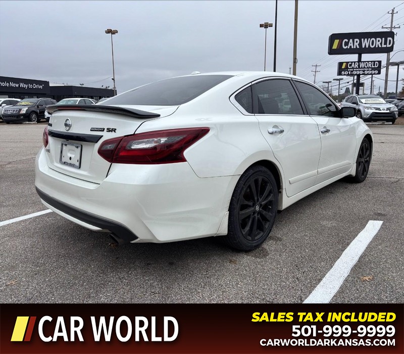 Nissan Altima Vehicle Full-screen Gallery Image 3