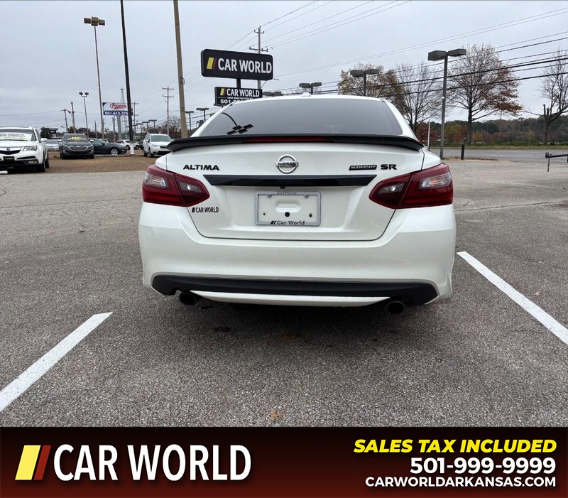 Nissan Altima Vehicle Full-screen Gallery Image 4