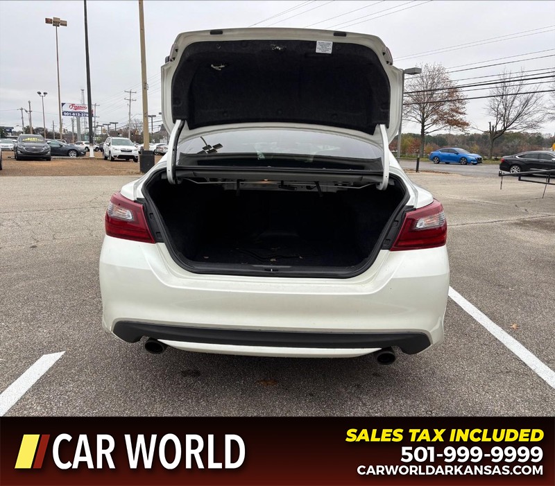 Nissan Altima Vehicle Full-screen Gallery Image 5