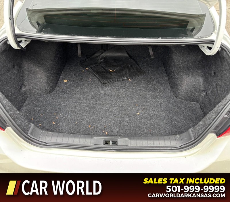 Nissan Altima Vehicle Full-screen Gallery Image 6