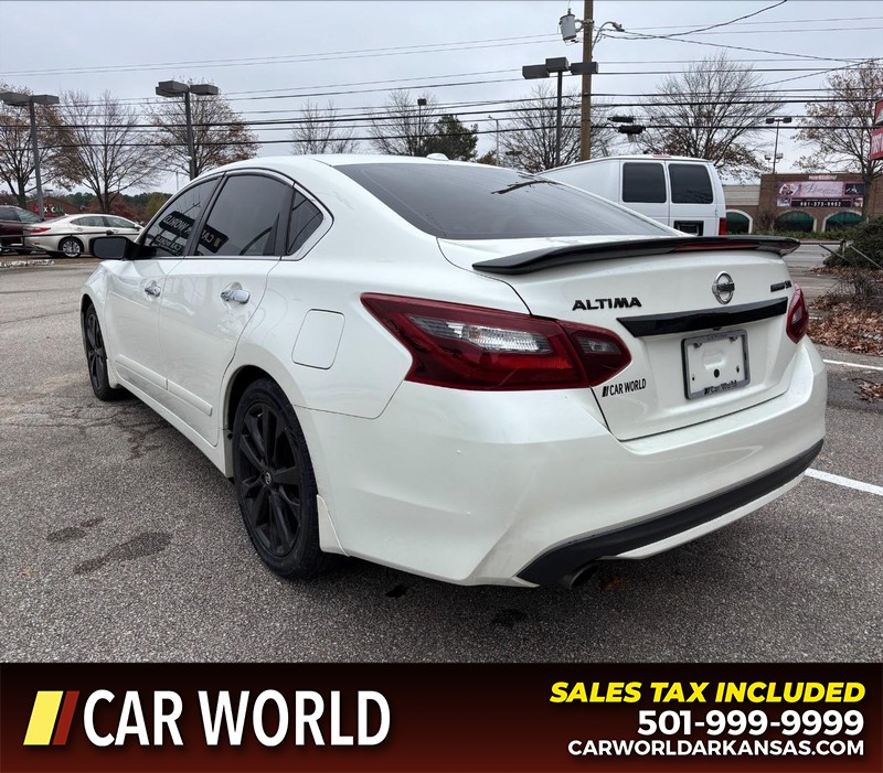 Nissan Altima Vehicle Full-screen Gallery Image 7