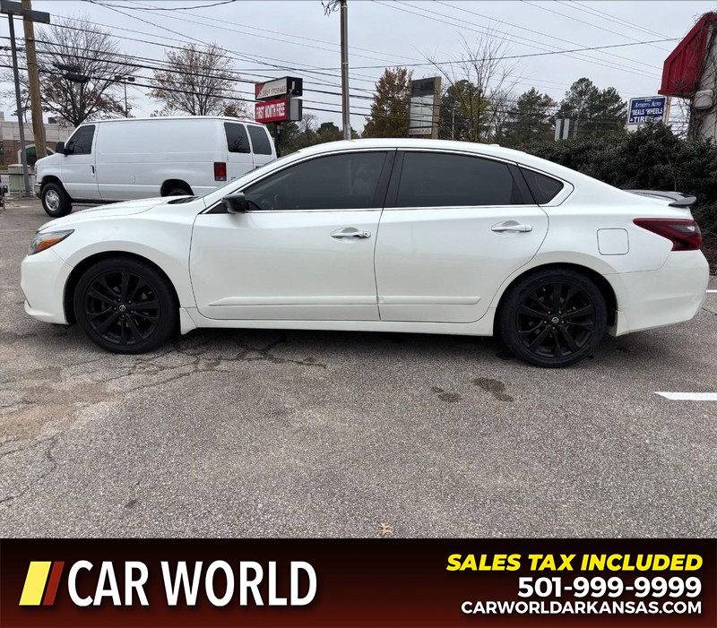 Nissan Altima Vehicle Full-screen Gallery Image 8