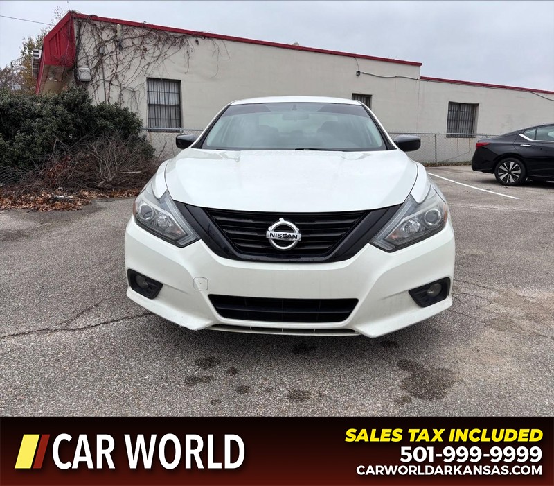 Nissan Altima Vehicle Full-screen Gallery Image 10