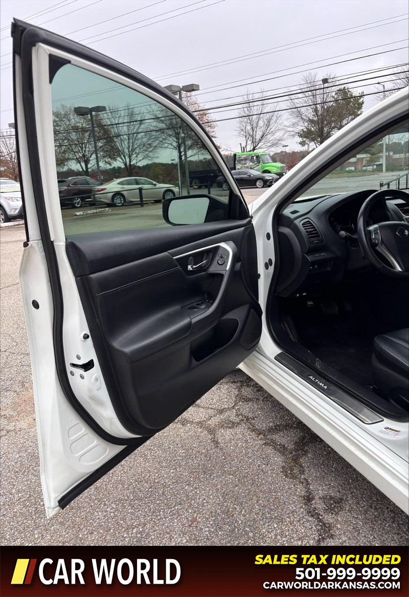 Nissan Altima Vehicle Full-screen Gallery Image 11