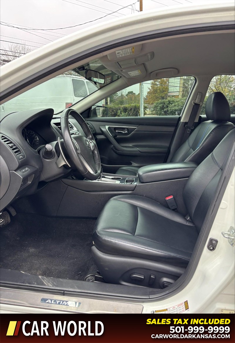 Nissan Altima Vehicle Full-screen Gallery Image 12