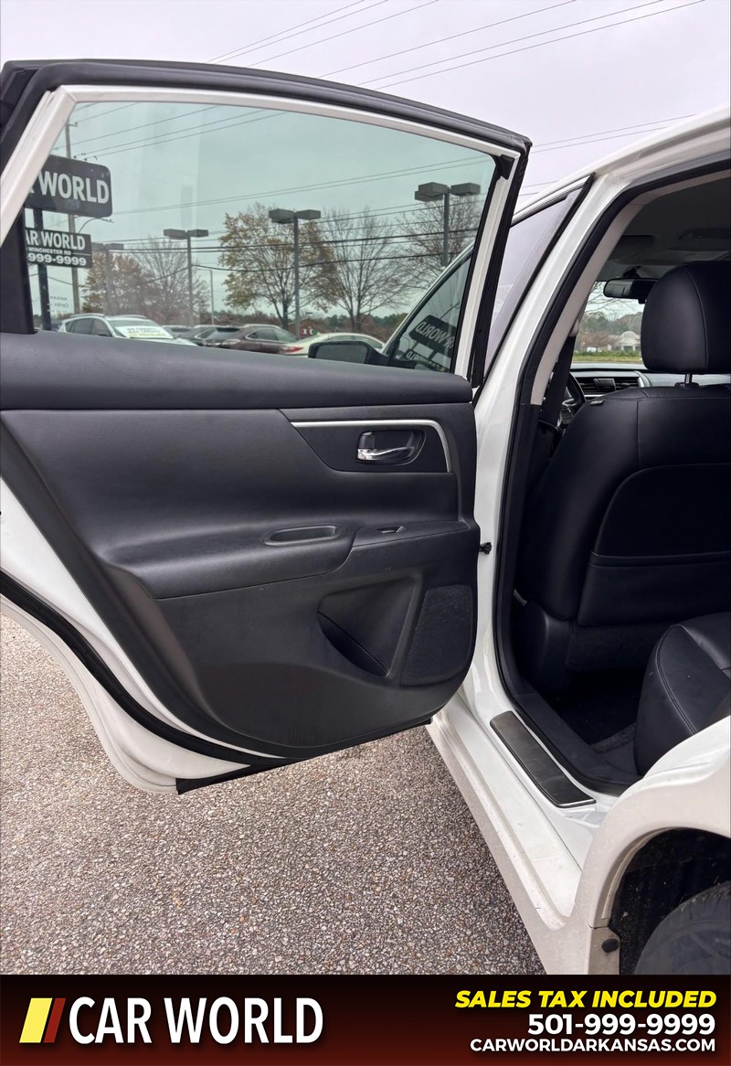 Nissan Altima Vehicle Full-screen Gallery Image 13