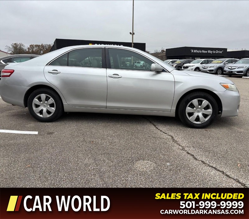 Toyota Camry Vehicle Full-screen Gallery Image 2