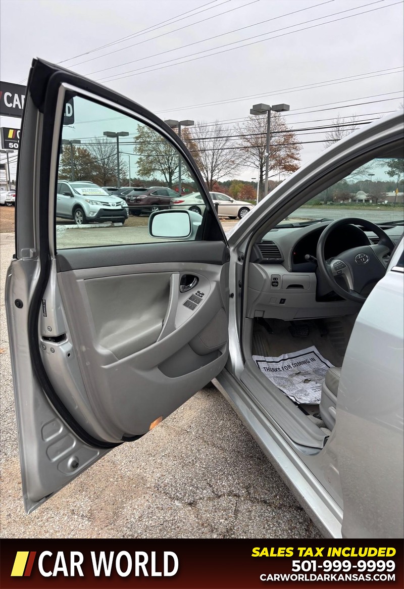 Toyota Camry Vehicle Full-screen Gallery Image 11