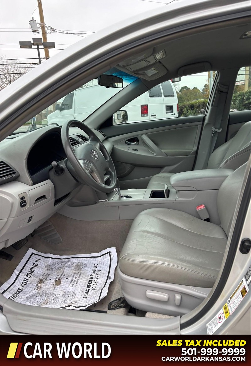 Toyota Camry Vehicle Full-screen Gallery Image 12