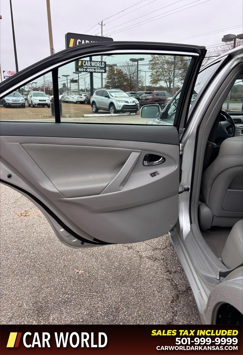 Toyota Camry Vehicle Full-screen Gallery Image 13