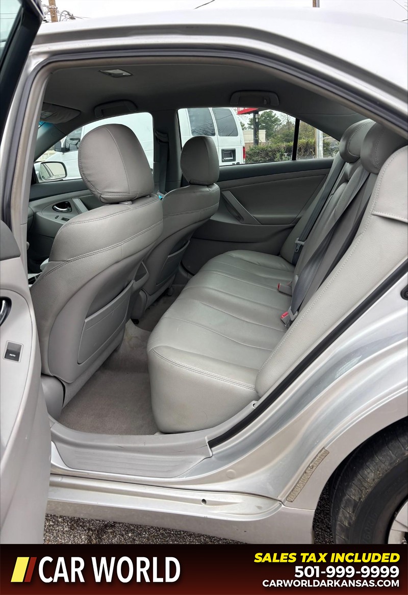 Toyota Camry Vehicle Full-screen Gallery Image 14