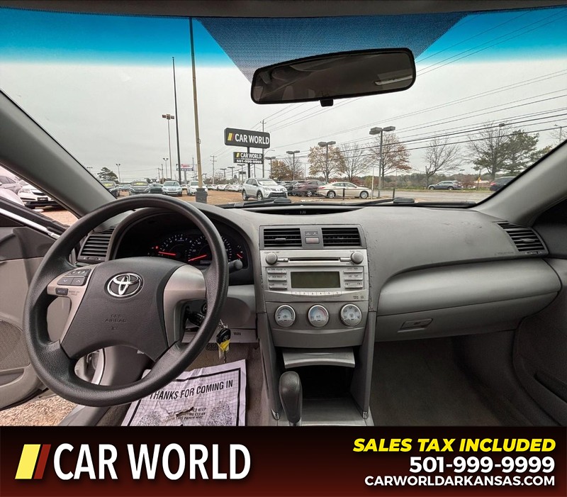 Toyota Camry Vehicle Full-screen Gallery Image 15