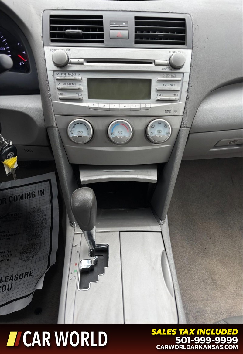 Toyota Camry Vehicle Full-screen Gallery Image 16