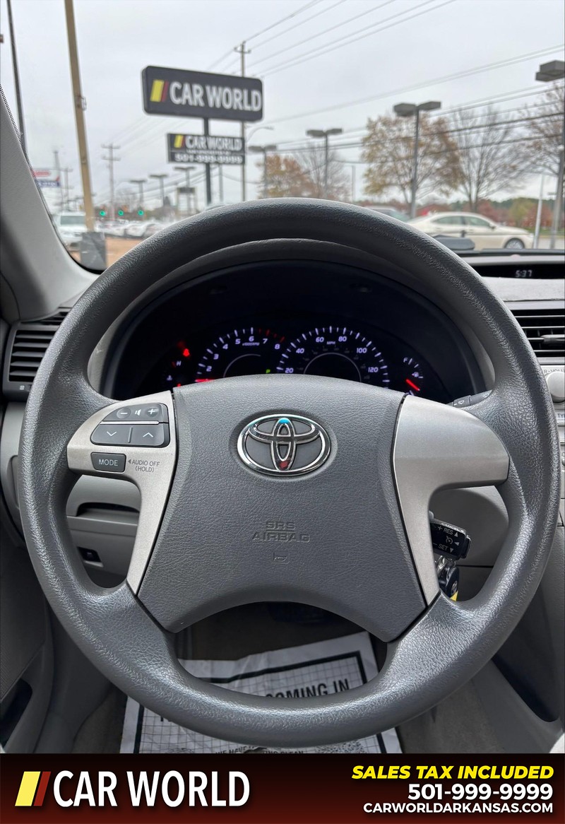 Toyota Camry Vehicle Full-screen Gallery Image 17