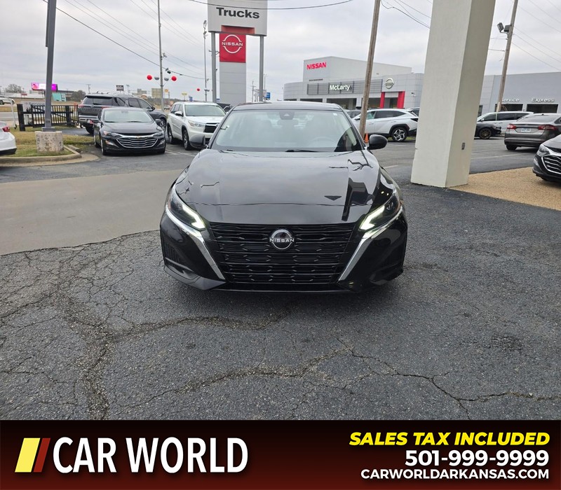 Nissan Altima Vehicle Full-screen Gallery Image 2