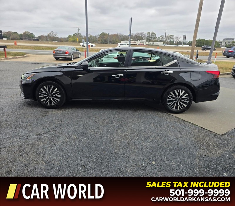 Nissan Altima Vehicle Full-screen Gallery Image 4