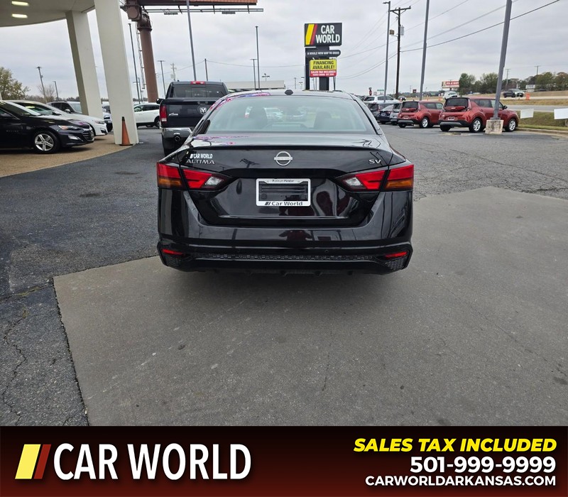 Nissan Altima Vehicle Full-screen Gallery Image 5