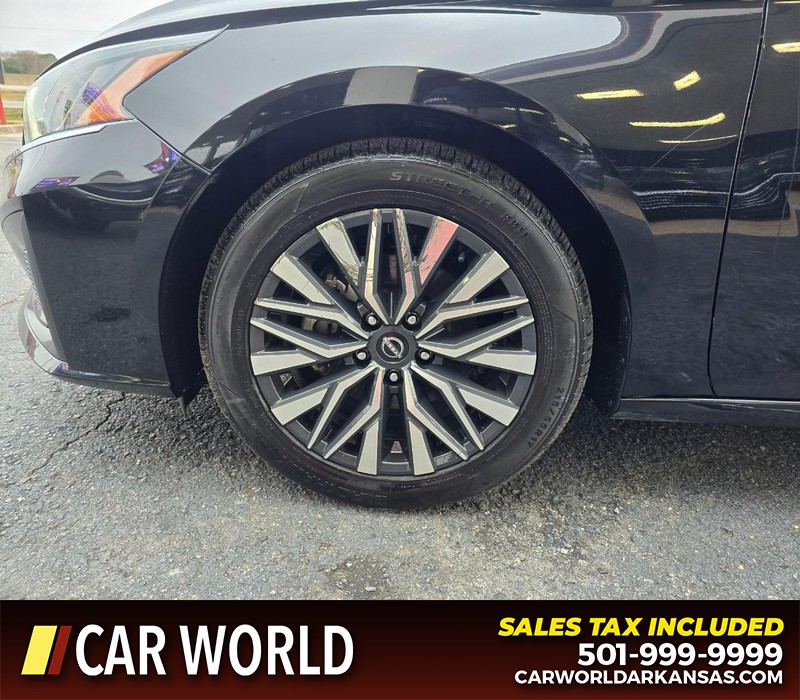 Nissan Altima Vehicle Full-screen Gallery Image 6