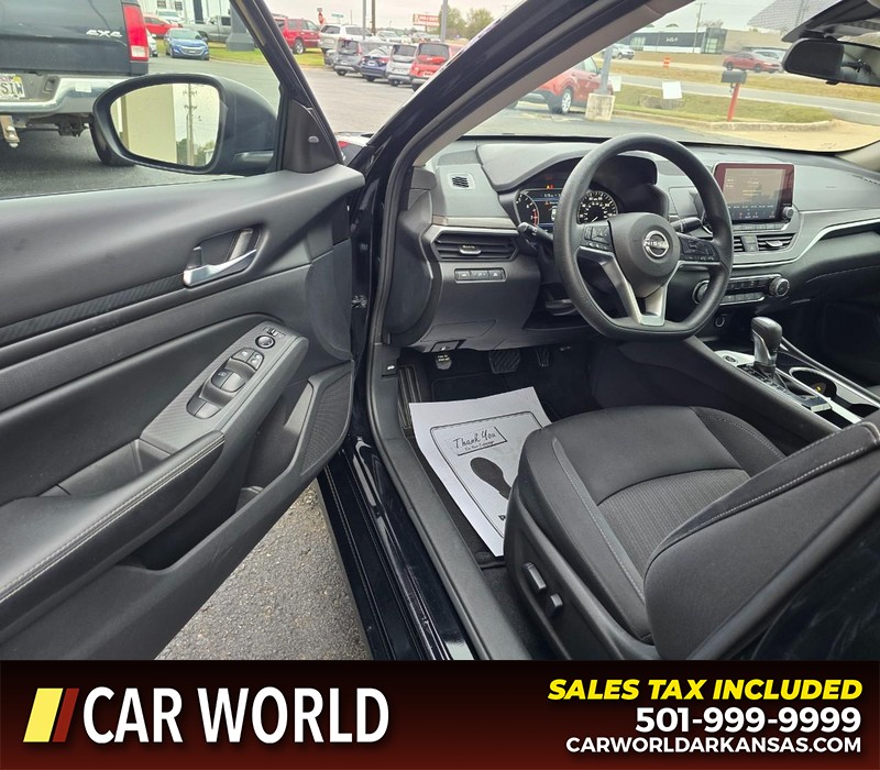 Nissan Altima Vehicle Full-screen Gallery Image 7