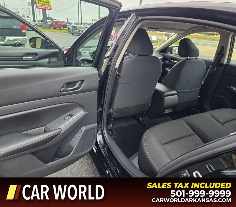 Nissan Altima Vehicle Full-screen Gallery Image 9