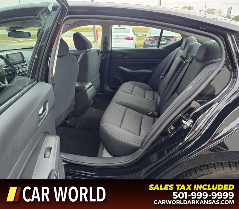 Nissan Altima Vehicle Full-screen Gallery Image 10