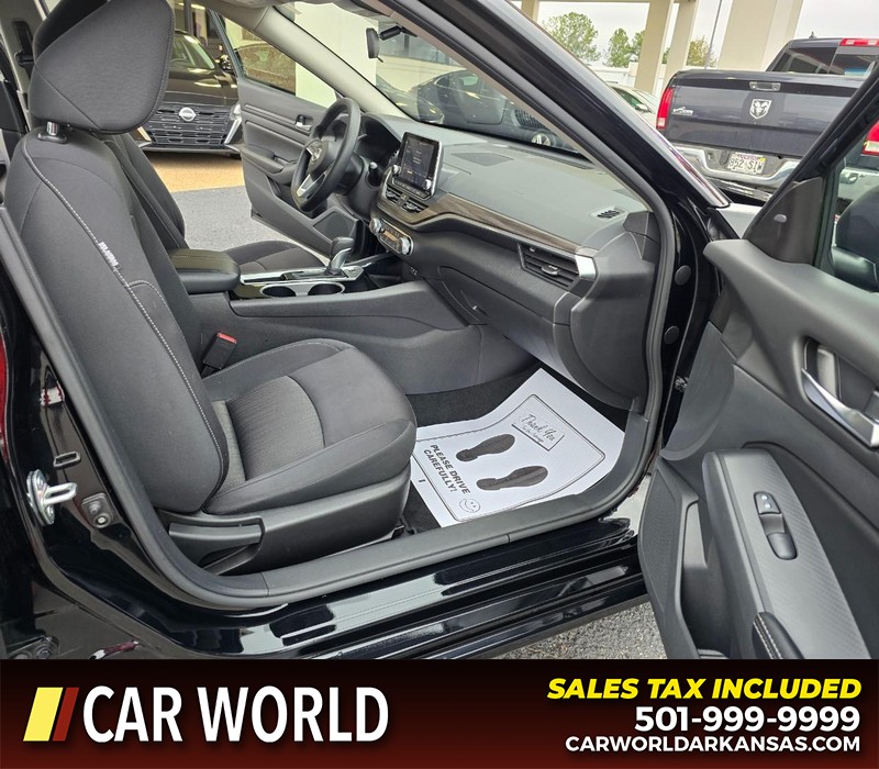 Nissan Altima Vehicle Full-screen Gallery Image 11