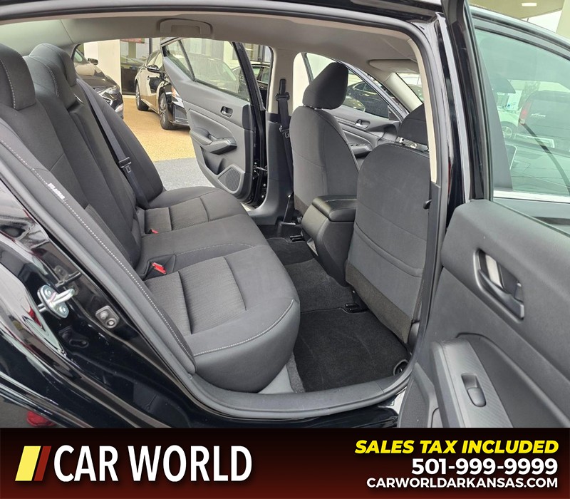 Nissan Altima Vehicle Full-screen Gallery Image 12