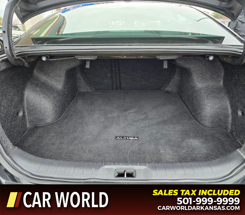 Nissan Altima Vehicle Full-screen Gallery Image 13