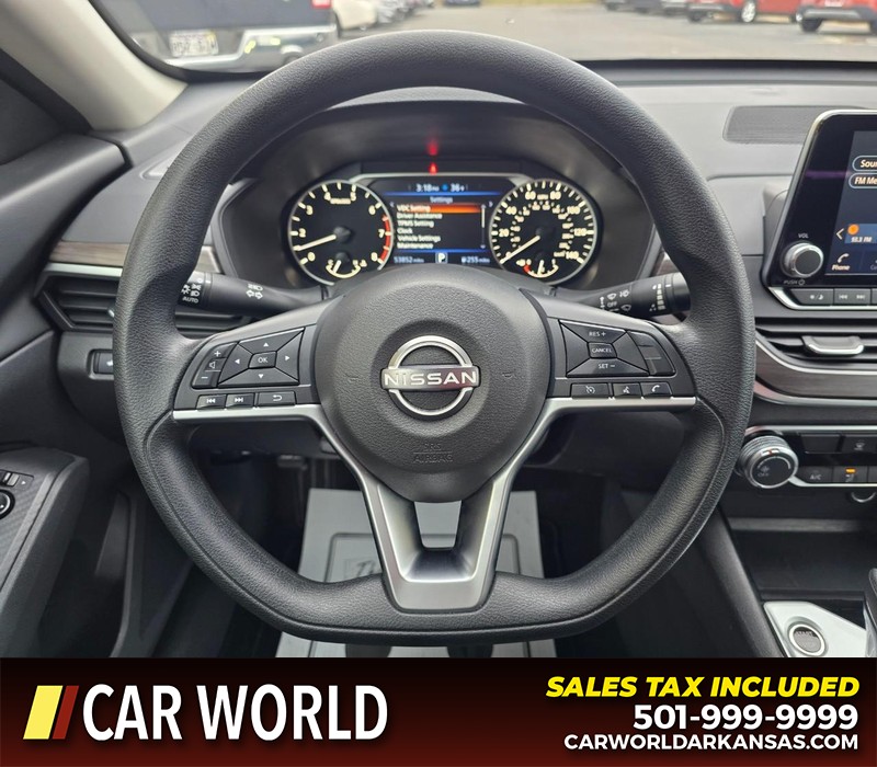 Nissan Altima Vehicle Full-screen Gallery Image 15