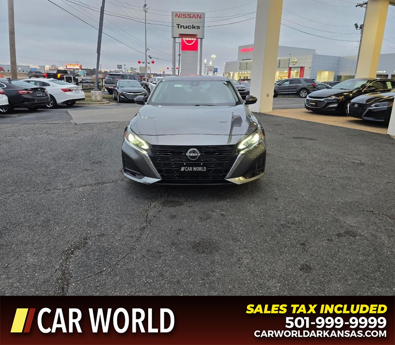 Nissan Altima Vehicle Full-screen Gallery Image 2