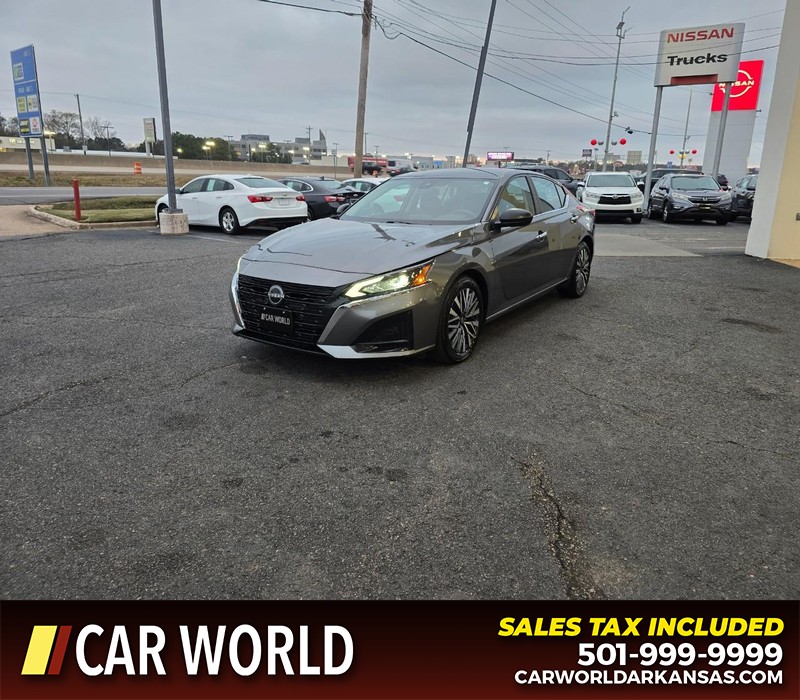 Nissan Altima Vehicle Full-screen Gallery Image 3