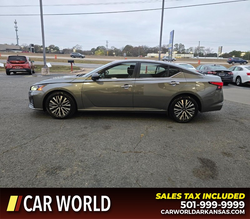 Nissan Altima Vehicle Full-screen Gallery Image 4