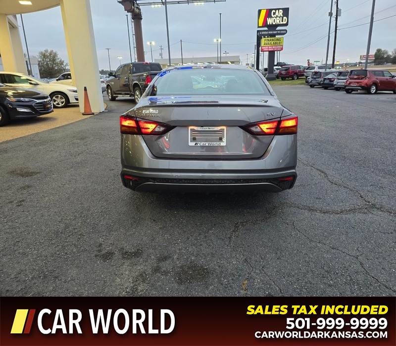 Nissan Altima Vehicle Full-screen Gallery Image 5