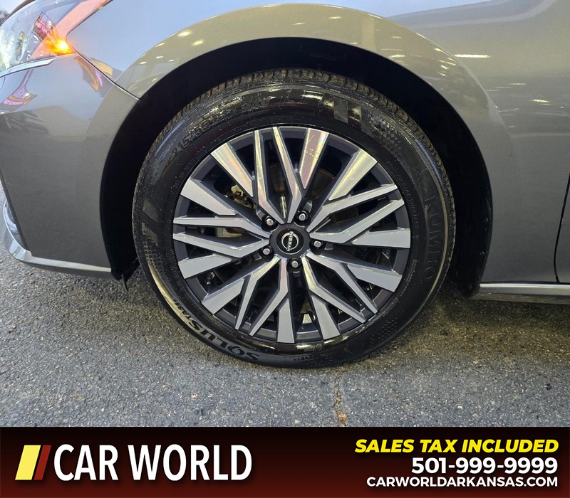 Nissan Altima Vehicle Full-screen Gallery Image 6