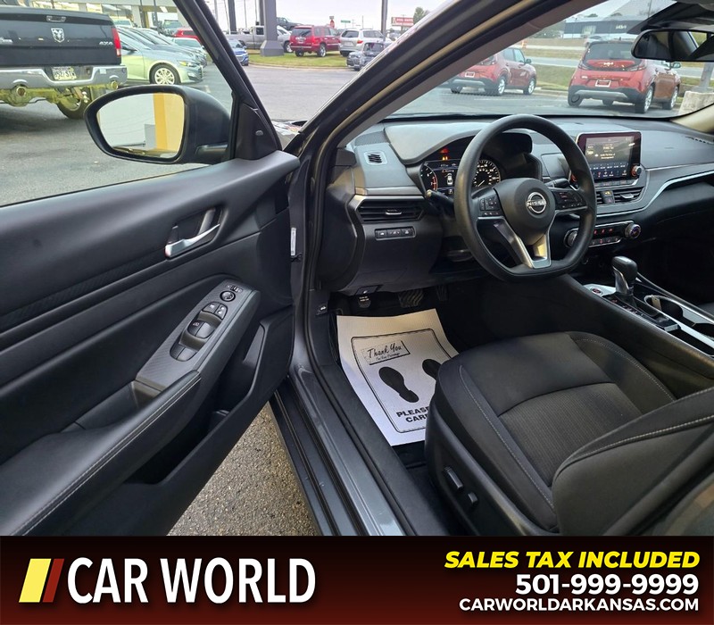 Nissan Altima Vehicle Full-screen Gallery Image 7