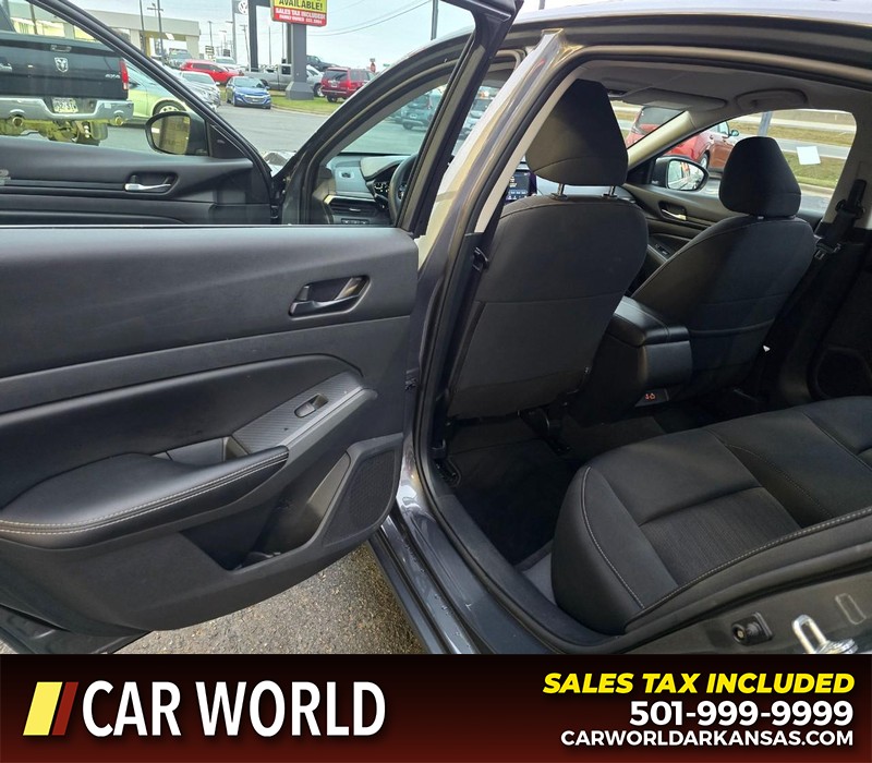 Nissan Altima Vehicle Full-screen Gallery Image 9