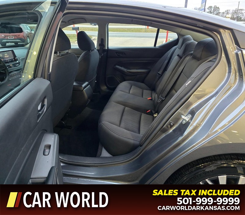 Nissan Altima Vehicle Full-screen Gallery Image 10