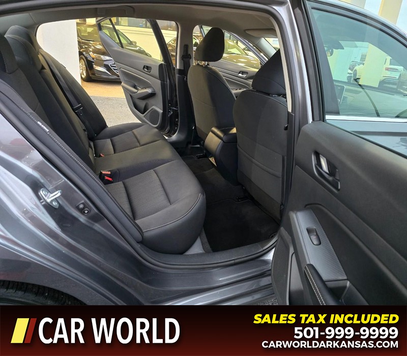 Nissan Altima Vehicle Full-screen Gallery Image 12