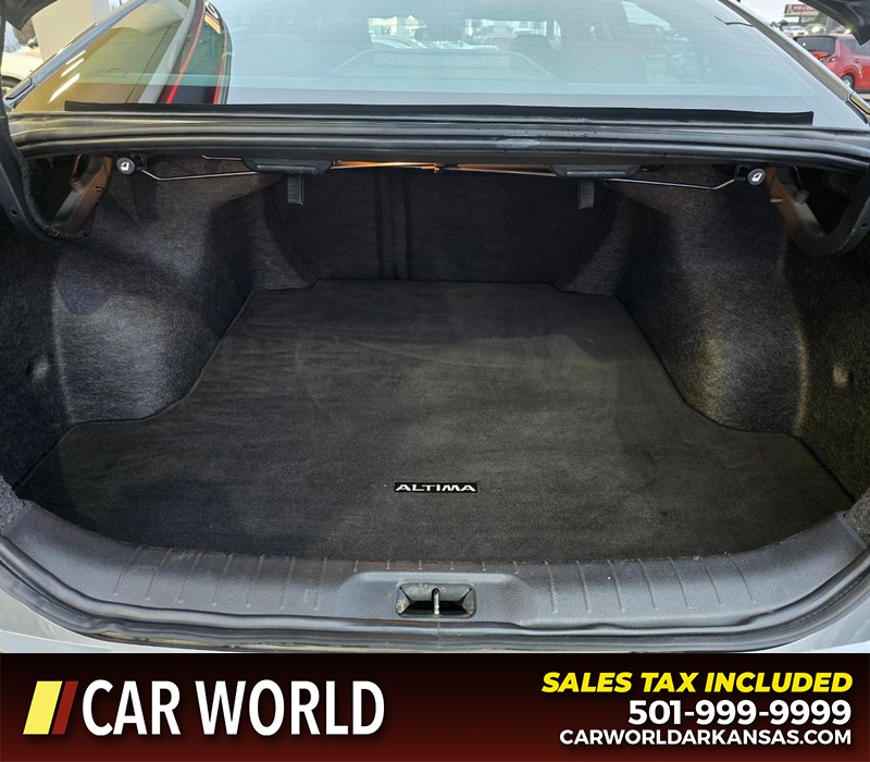 Nissan Altima Vehicle Full-screen Gallery Image 13